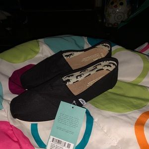toms black canvas slip on shoe
